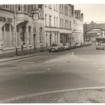 Bahnhofstr-mit-Eisenbahnbruecke.png